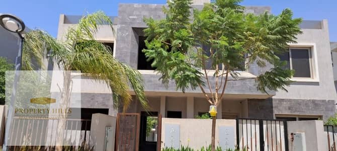 آخر فيلا للبيع بالسعر القديم في قلب المستقبل سيتي مساحتها كبيره ومميزه وبها جاردن امامي وخلفي خاص بها