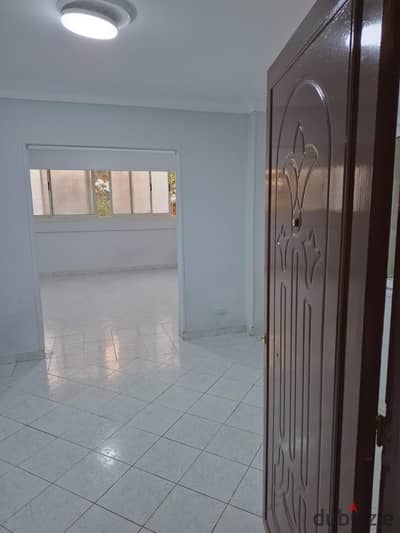 Apartment for rent in Maadi   Ground floor on a main street.  Close to the Heliopolis metro.   and street.  9. Three rooms. And a bathroom and kitchen.  Natural gas