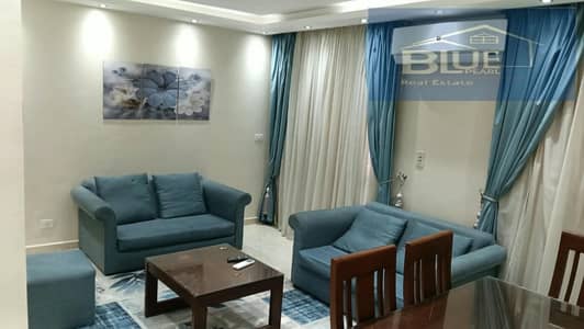 For rent, furnished apartment, 2 bedrooms, five stars, in front of the movement