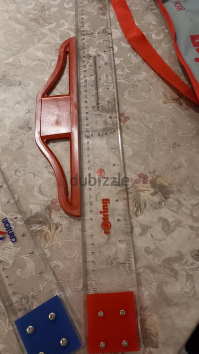 عدد ٢ مسطره حرف T وعدد ٢ حافظه للوحات حاله ممتازه شبه الجديد