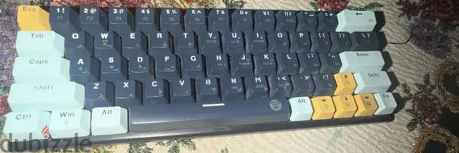 key caps و red switches كامله بالكيبورد كامل بس الكيبورد بايز