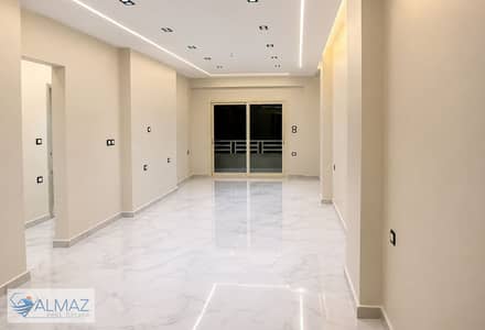 A distinctive, unfurnished 165-square-meter apartment for rent in the Katameya Gardens compound, Fifth Settlement, near South Teseen Street.