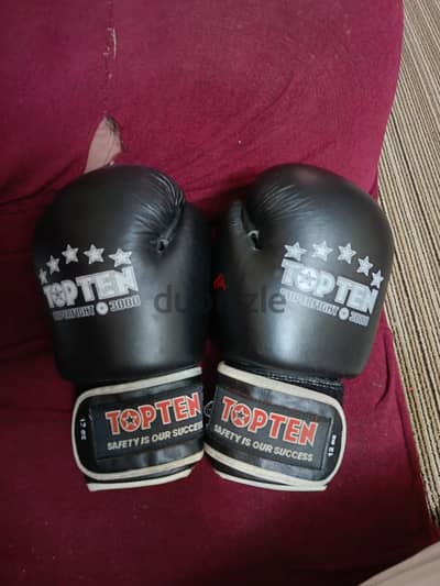 boxing gloves في حاله ممتازه وارد قطر