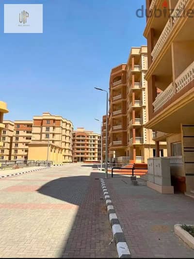 For sale in Green House Compound near Hyde Park and South Ninety in front of Al-Kazar Villas, an apartment with a facade and an open view