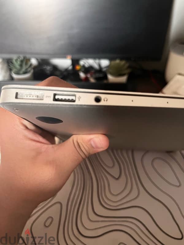 Apple Macbook Air 13inch 2017 with charger and box 4