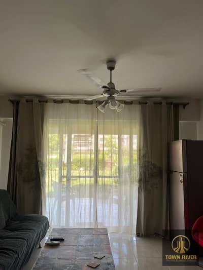 A great opportunity to purchase a ground-floor chalet with a garden at Blumar Sokhna. It comes fully furnished and equipped with appliances and air co