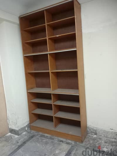 مكتبة خشب طبيعي متينة حالة ممتازة