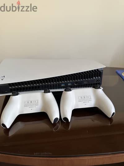 PS5 + 2 controllers and 3 cds