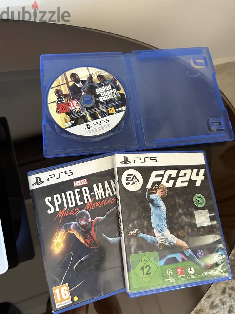 PS5 + 2 controllers and 3 cds 2