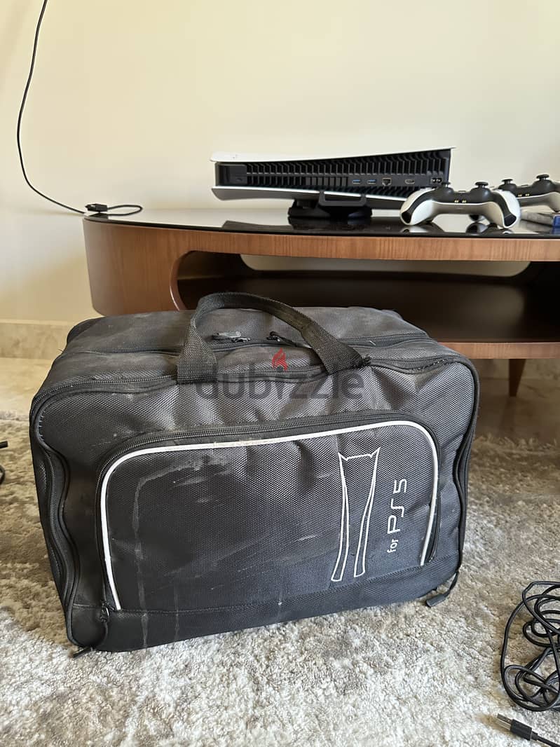 PS5 + 2 controllers and 3 cds 3