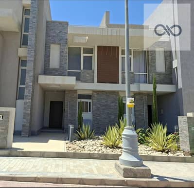 Townhouse middle for sale – Al-Maqsad | New Administrative Capital  Middle townhouse with a modern design and a distinctive area of 402 meters, super lux finishing, ready for immediate residence, and its parking area a