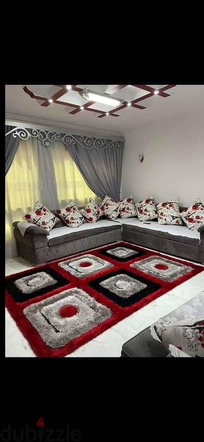 ثلاث من السجاد احمر و اسود و ابيض و رماضي منقوش