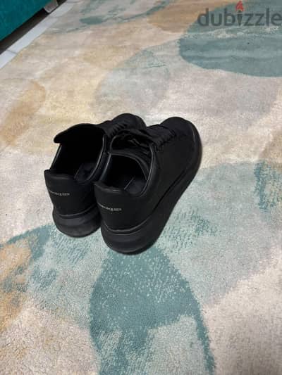 جزمه Alexander McQueen من الخارج
