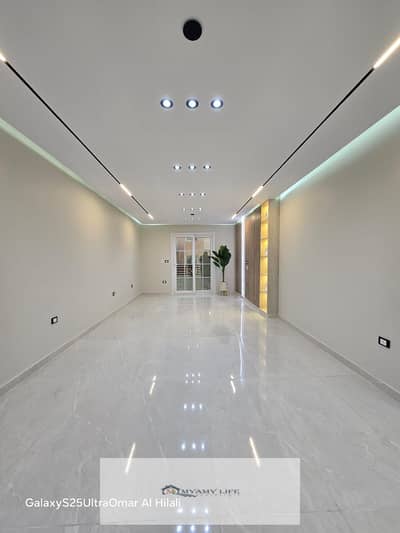 A unique apartment in Hadaeq Al-Ahram, high-end finishing, a masterpiece building, distinctive floor next to the gate.