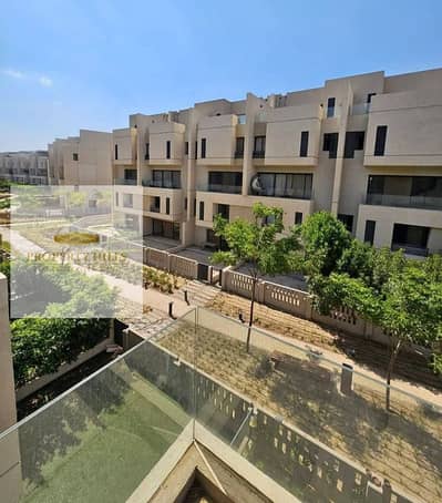 دوبليكس vipبجاردن للبيع في الشروق في كمبوند البروج دقايق لمدينتي والجامعه البريطانيه