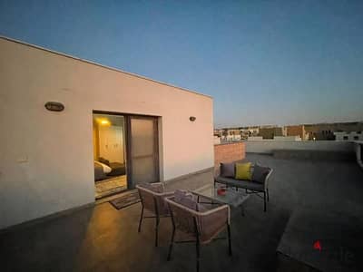 استوديو مفروش بتصميم الترا مودرن فندقي للإيجار في كمبوند سوديك إيستاون (SODIC Eastown) - القاهرة الجديدة  تراس واسع مع قاعده خارجية   موقع متميز