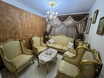 صالون كلاسيك مدهب كنبة و4 فوتيهات بحالة جيدة للبيع