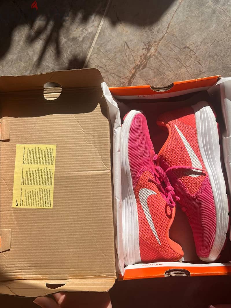 Nike shoes ( Mirror )  Size 38 1