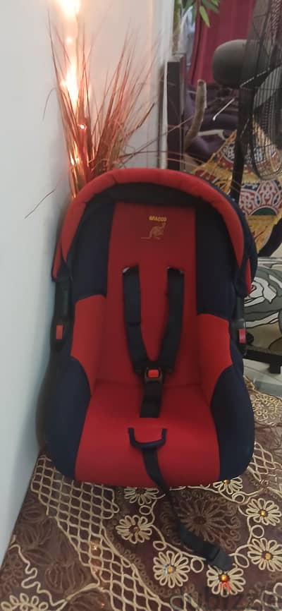 مقعد للسياره بحالة ممتازه كالجديد