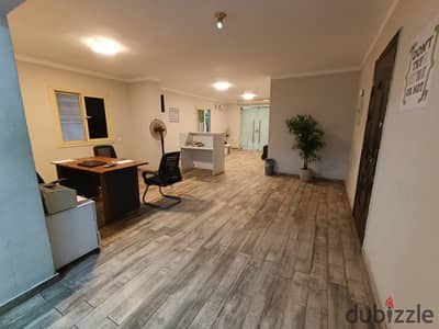 Administrative office for rent in Heliopolis from the main Thawra Street, area of 250 square meters, ground floor, private entrance, at a bargain price, distinguished location close to all services, transportation, banks, and the metro, 5 minutes from Nasr City, Sheraton, and the Fifth Settlement.