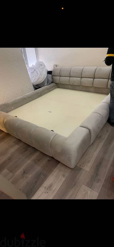 سرير مبطن 170×200 بالـLED – حالة جيدة