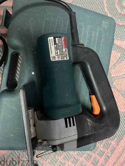 هو منشار أركت كهربائي (Jigsaw) من شركة Makita: