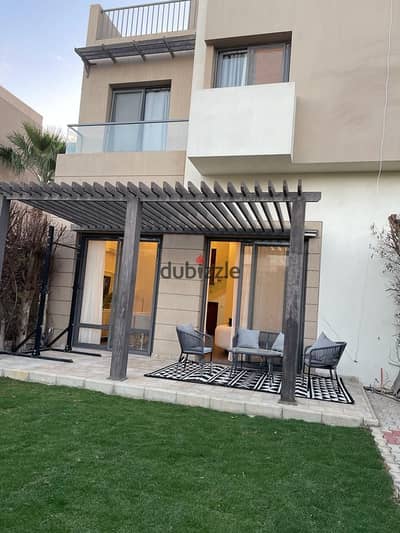 Upper duplex for rent in Westown, Beverly Hills. 4 bed, 3 bath + nanny room with balcony & scenic view. Available daily or long-term now!