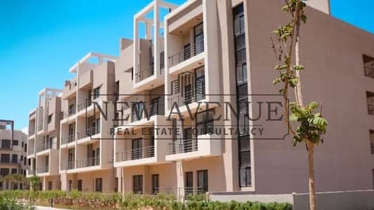 شقة ٣ غرف متشطبة بالكامل استلام فورى موقع مميز جدا فى كمبوند Fifth square المراسم فى شارع التسعين الشمالي