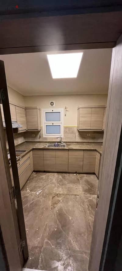 Apartment for rent in Mountain View Compound, New Cairo (Tagamoa); includes kitchen and air conditioning; located on the second floor with an elevator.