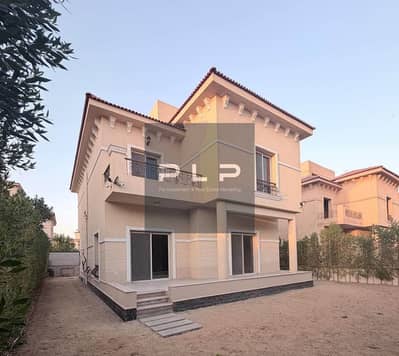 Resale villa for sale at an attractive price in a prime location—opposite Waterway W55 and next to Mountain View—in Rehana Compound, First Settlement.