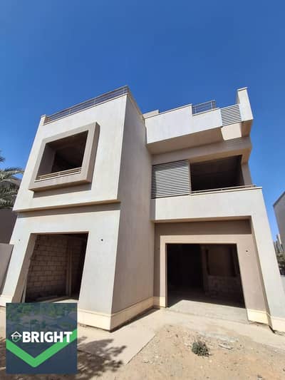 استلم  فوراا بتصميم عصري حديث بموقع مميز امام الجامعة االمريكية و بلقرب من ميفيدا و شارع التسعين و هايد بارك فيلا ٤٠٦م للبيع بسعر مميز