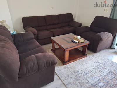 طقم غرفة معيشة من إن آند أوت (In & Out) حالة ممتازة و ترابيزة خشب