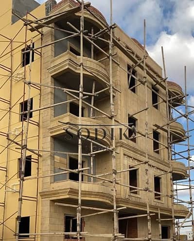 180-square-meter apartment featuring 3 bedrooms and 3 bathrooms. Payment plan available over one and a half years; includes a share in the garage and