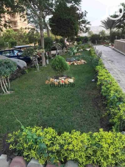 Furnished apartment for rent in Zahraa El Maadi, sixth district, on the public road near Fifty Street. It consists of two bedrooms, a reception, 2 bathrooms, and an air-conditioned kitchen with Wi-Fi and natural gas. Seventh floor with elevator.