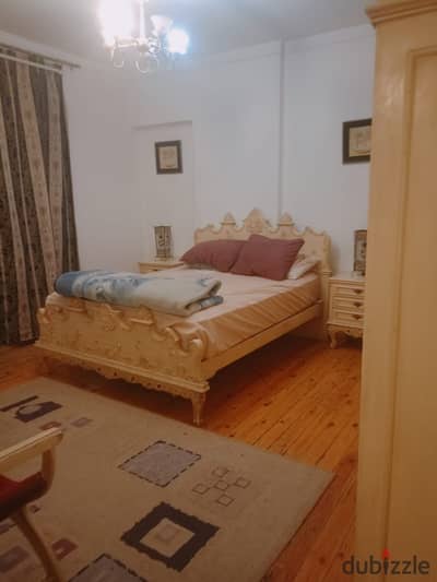 For daily rent, New Maadi, for families and committed youth only, furnished apartment in an upscale and quiet location consisting of two bedrooms, a reception, a bathroom, and an air-conditioned kitchen with Wi-Fi and natural gas, on the second floor with an elevator.