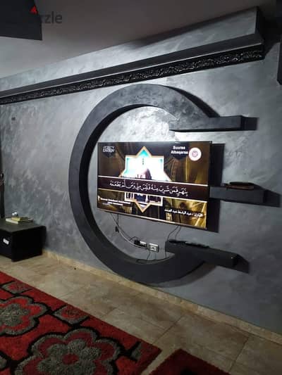 For daily rent, a furnished apartment for rent near the Maadi Corniche and the International Peace Hospital consisting of three bedrooms, a reception, 2 bathrooms, and a kitchen with air conditioning and Wi-Fi, second floor