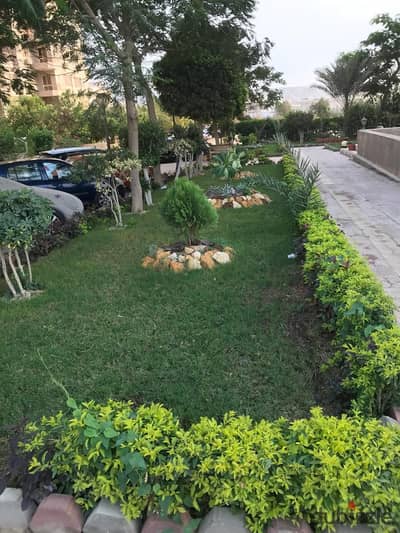 For daily rent, furnished apartment in Zahraa El Maadi, section six, on the main street, consisting of two bedrooms, reception, 2 bathrooms, air-conditioned, 2 air conditioners, Wi-Fi, natural gas, seventh floor, elevator for families and youth only.