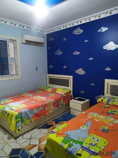 For daily rent, a furnished apartment in Maadi near the Corniche next to Al Salam International Hospital consists of three bedrooms, two receptions, two bathrooms, and a kitchen with air conditioning and Wi-Fi, second floor, suitable for families and committed youth only.