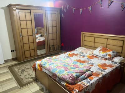 The eighth district of Zahraa Al-Maadi, furnished apartment for rent consisting of 4 bedrooms, 2 reception areas, 2 bathrooms, and a kitchen on the sixth floor with an elevator, air conditioning, natural gas, in a prestigious and quiet location near Al-Khamsin Street.