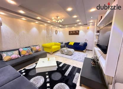 Furnished apartment for rent in Darna Towers, Zahra Maadi, consisting of two bedrooms, a reception, a bathroom, and a kitchen. High-end, fully air-conditioned, Wi-Fi, natural gas, eleventh floor, elevator.