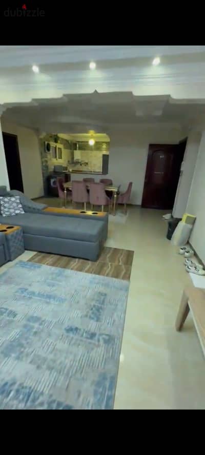 Furnished apartment for rent in Darna Compound, Zahraa El-Maadi, El-Saadah Street, near Carrefour Ring Road. It consists of three bedrooms, a reception area, a bathroom, and an air-conditioned kitchen with natural gas. Fifth floor, elevator, excellent location.