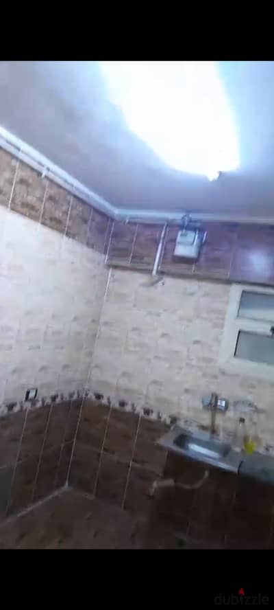 للإيجار الفاضي شقة قانون جديد بالتكييفات عدد 3 تكييفات والمطبخ 2 غرفة نوم و ريسبشن وحمام ومطبخ تشطيب سوبر لوكس دور رابع اسانسير خلفى