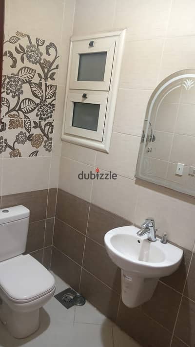 For rent, a vacant apartment in Zahra Maadi, the seventh section, with air conditioning and a kitchen, finishing Super Lux. It consists of two bedrooms, a reception area, a bathroom, and a kitchen on the fourth floor with a rear elevator.