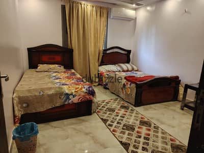 Furnished apartment for rent near the Maadi Corniche, luxurious, consisting of three bedrooms, reception, 2 bathrooms, air-conditioned kitchen, Wi-Fi, natural gas, fifth floor, elevator