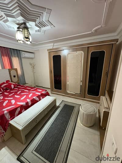 Our home Zahra Maadi furnished apartment for rent near Carrefour City Center Maadi Ring Road consists of three bedrooms, a reception, a bathroom, and a kitchen. Air-conditioned, natural gas, 5th floor, 2 elevators, distinguished location.