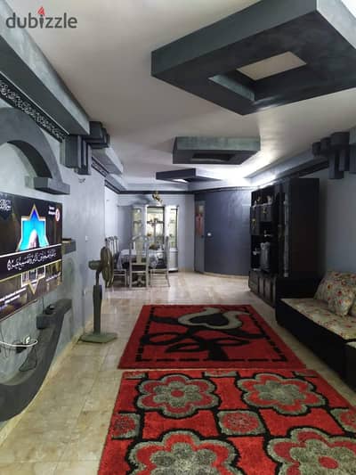 For daily rent, a furnished apartment near Al-Salam International Hospital and the Maadi Corniche consisting of three bedrooms, a reception area, 2 bathrooms, and a kitchen with air conditioning and internet on the second floor for families, committed youth only.
