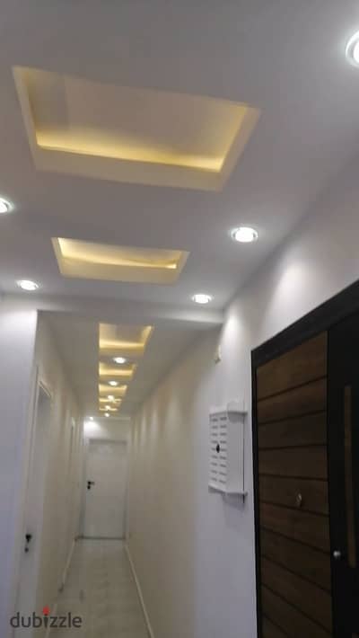 New law apartment without furniture for rent in Zahra Al-Maadi, super lux finishing suitable for newlyweds, branching off from Al-Khamseen Street, consisting of three bedrooms, reception, 2 bathrooms, and kitchen on the fourth floor with elevator