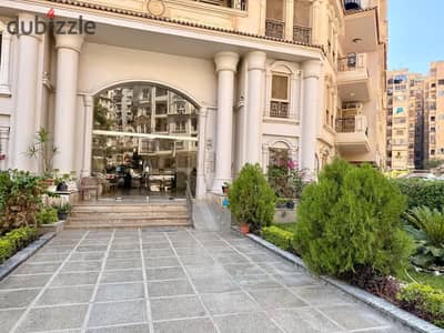 شقة مفروشة للإيجار كمباوند البارون سيتي فندقية تتكون من ثلاث غرف نوم و ريسبشن ثلاث حمامات منهم واحد ماستر مع غرفة النوم ومطبخ مكيفه بالكامل واي فاي غاز طبيعي تراس الشقه كلها بحريه مستوى فندقي راقي موقع راقي ومتميز دور اول علوي
