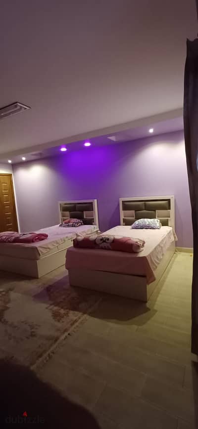 Furnished apartment for rent in Zahraa Al-Maadi, Al-Miraj, first occupancy, consisting of three bedrooms and a reception, 2 bathrooms, and a large kitchen, air-conditioned, Wi-Fi, natural gas, sixth floor, elevator