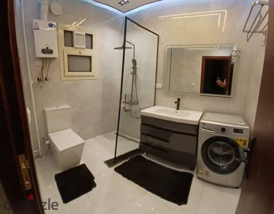 Furnished hotel studio for rent, new, first occupancy, Al-Ma'raj Al-'Uly behind Carrefour City Center, Zahraa Al-Maadi, an upscale and distinguished location, consisting of a bedroom, reception, terrace, bathroom, and kitchen, fully air-conditioned, Wi-Fi, natural gas, electrical appliances in their packages, never used before, mattresses and furniture not used.